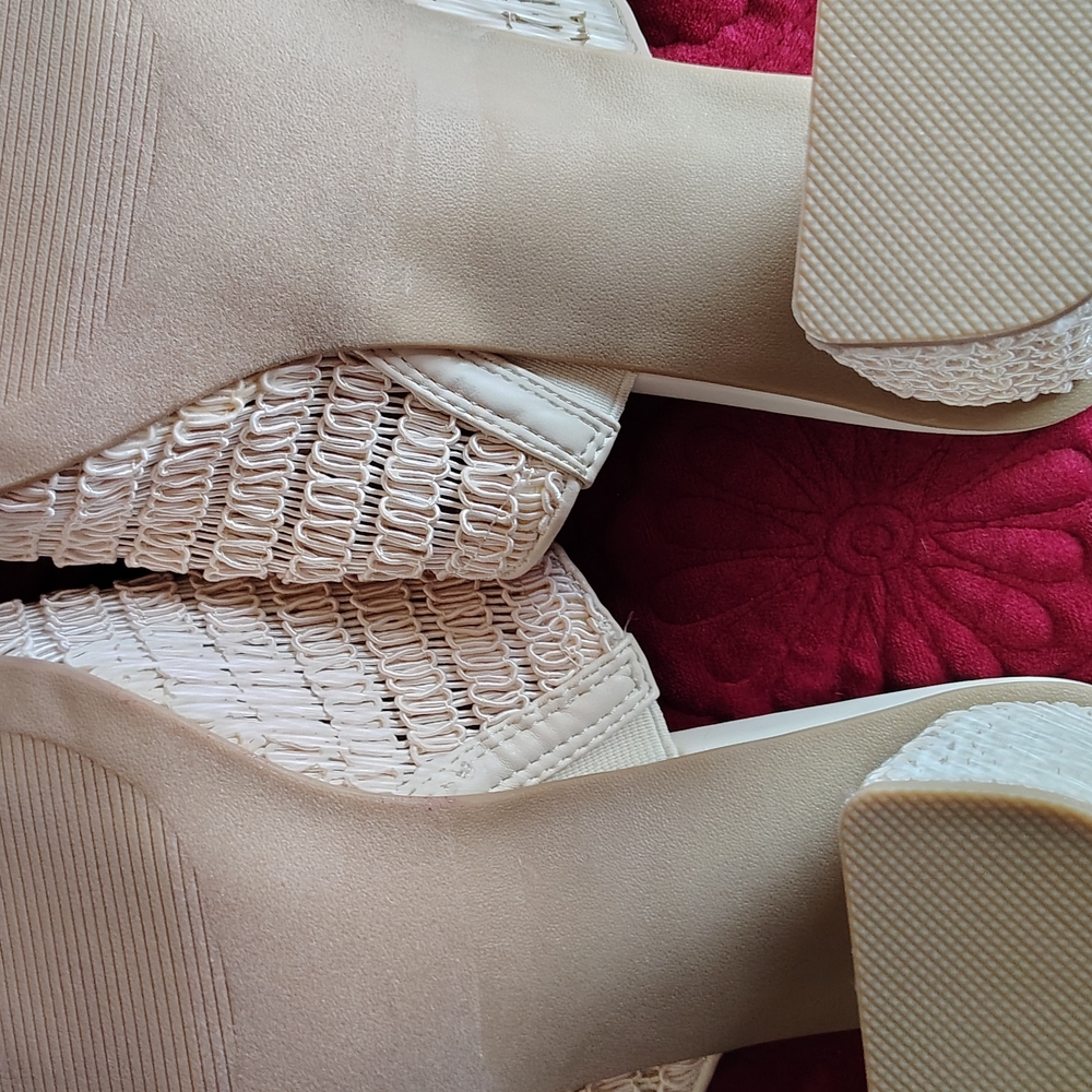 Women’s Cream Woven Sandals - Picture 4 of 5